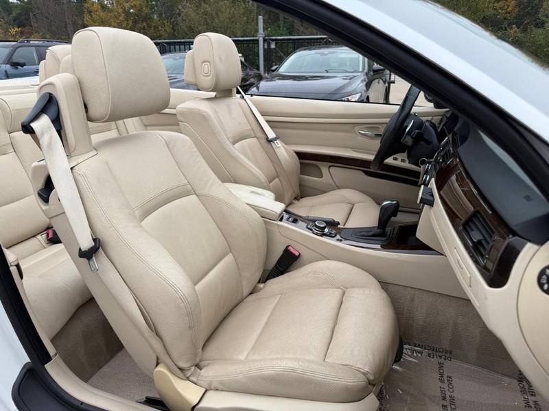 BMW 328i Vehicle Full-screen Gallery Image 23