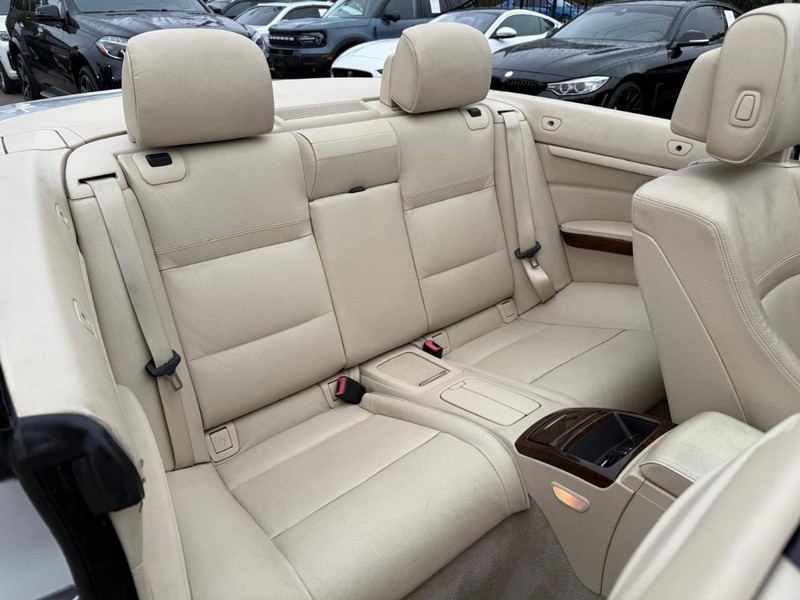 BMW 328i Vehicle Full-screen Gallery Image 24