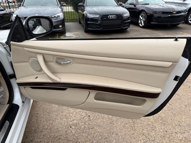 BMW 328i Vehicle Full-screen Gallery Image 25