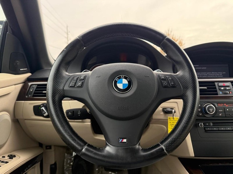 BMW 328i Vehicle Full-screen Gallery Image 26