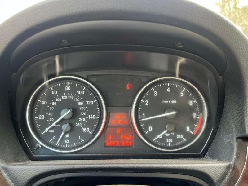 BMW 328i Vehicle Full-screen Gallery Image 27