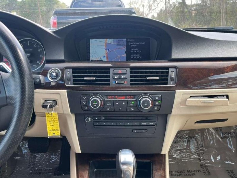 BMW 328i Vehicle Full-screen Gallery Image 28