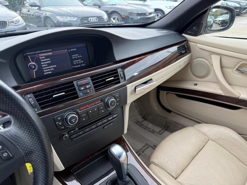 BMW 328i Vehicle Full-screen Gallery Image 29