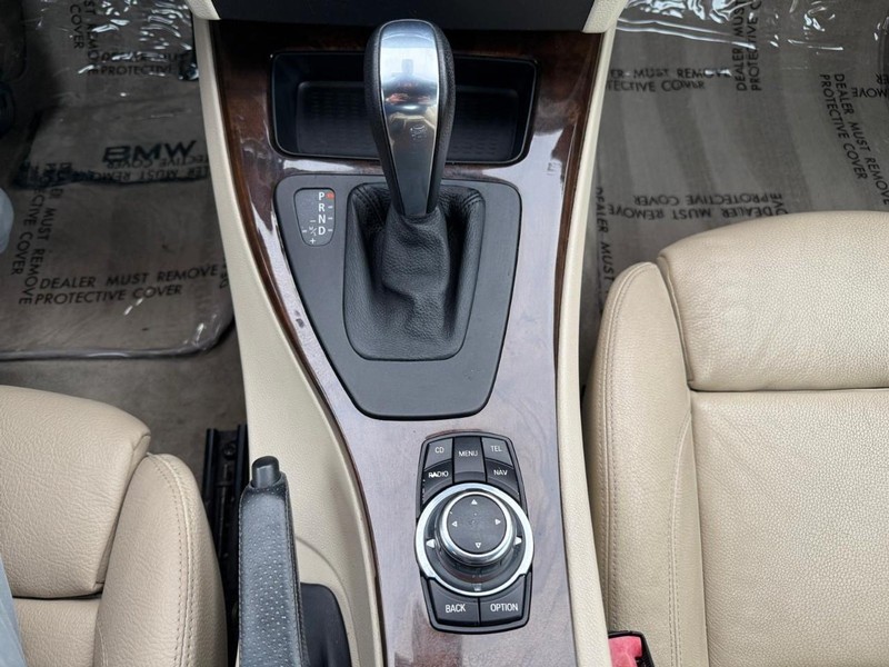 BMW 328i Vehicle Full-screen Gallery Image 31