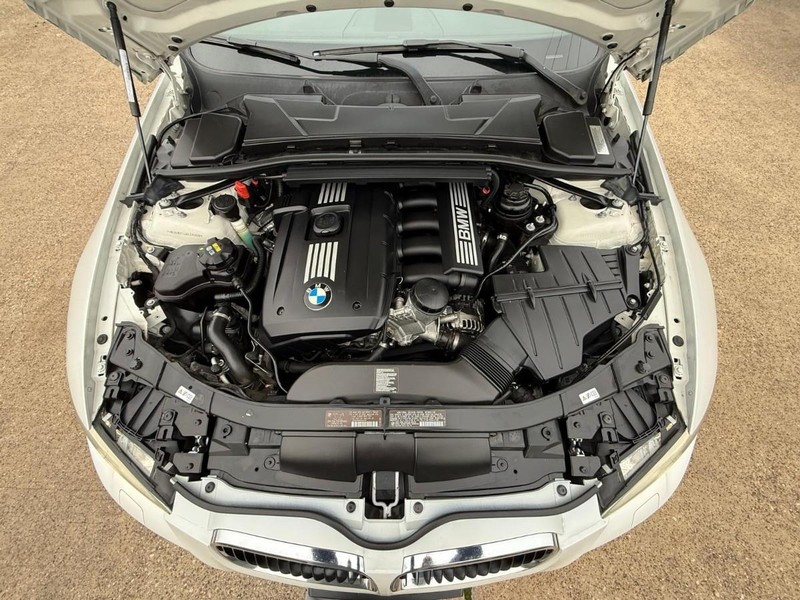 BMW 328i Vehicle Full-screen Gallery Image 32