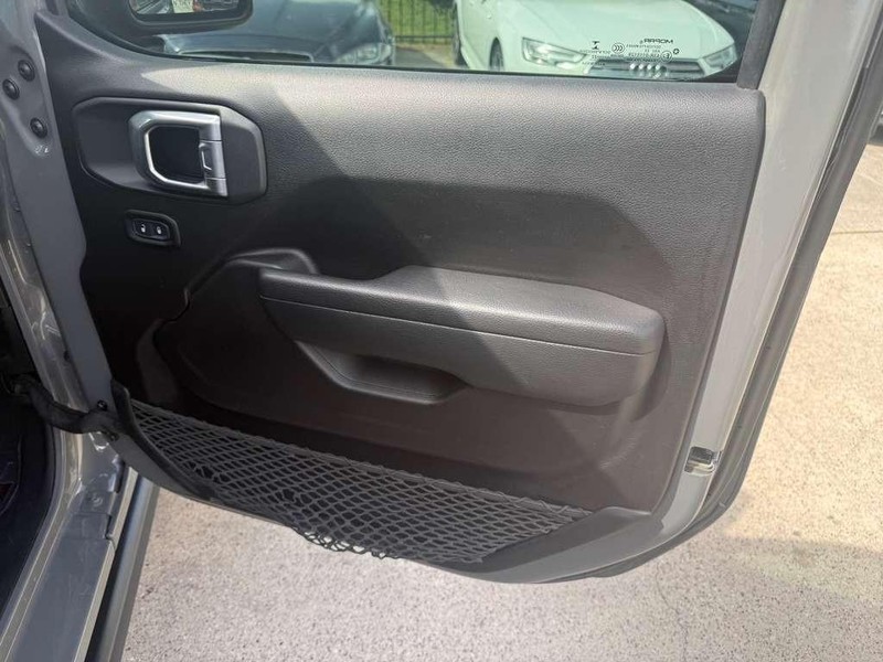 Jeep Gladiator Vehicle Full-screen Gallery Image 15