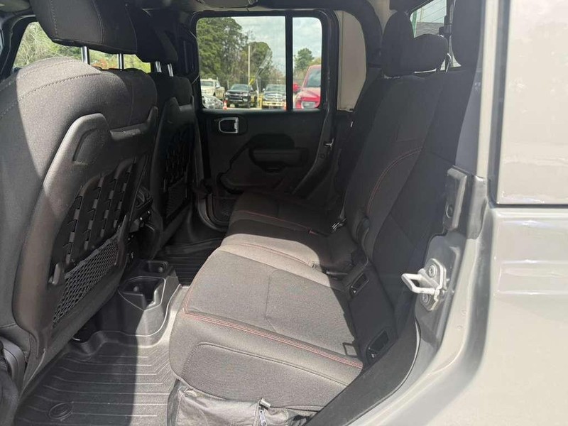 Jeep Gladiator Vehicle Full-screen Gallery Image 18