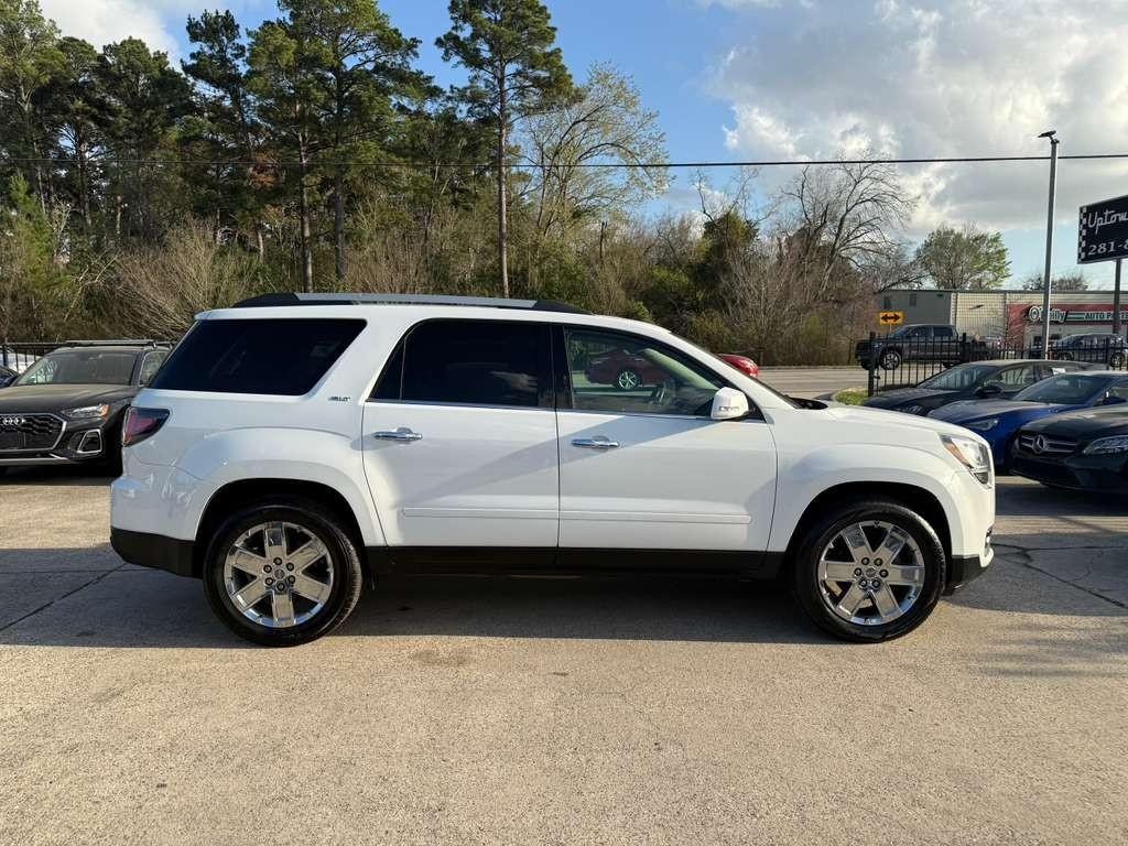 GMC Acadia Limited Vehicle Full-screen Gallery Image 05