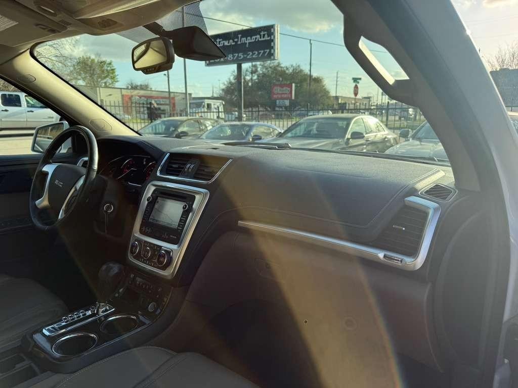 GMC Acadia Limited Vehicle Full-screen Gallery Image 12
