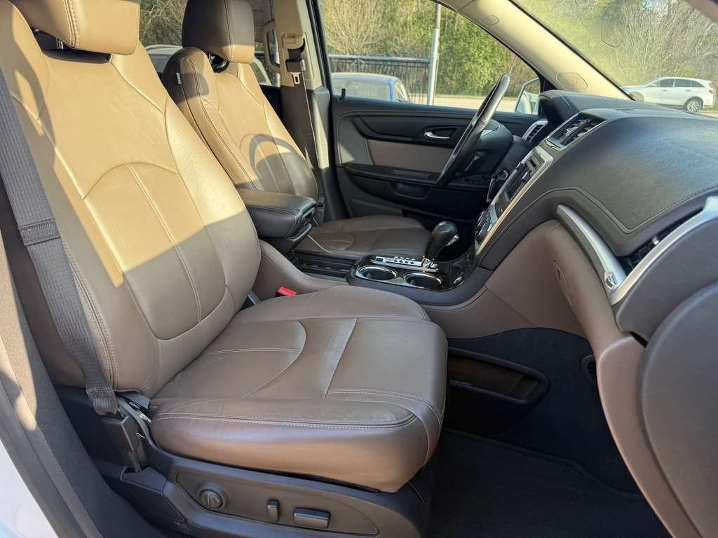 GMC Acadia Limited Vehicle Full-screen Gallery Image 14