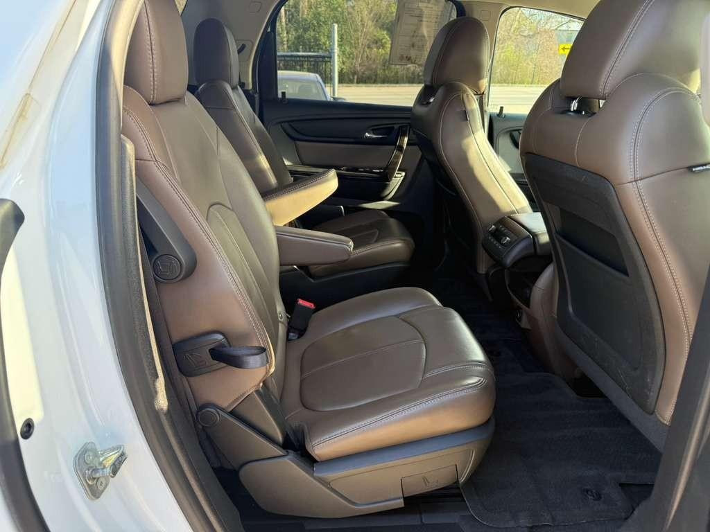 GMC Acadia Limited Vehicle Full-screen Gallery Image 16