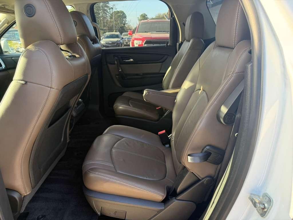 GMC Acadia Limited Vehicle Full-screen Gallery Image 19