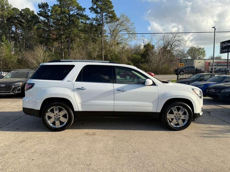 GMC Acadia Limited Vehicle Full-screen Gallery Image 05