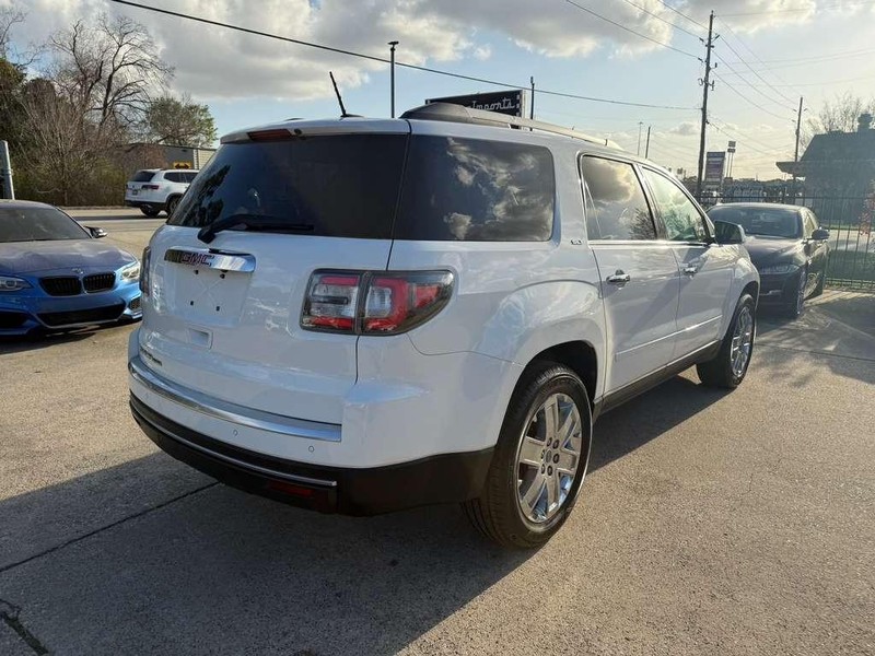 GMC Acadia Limited Vehicle Full-screen Gallery Image 06