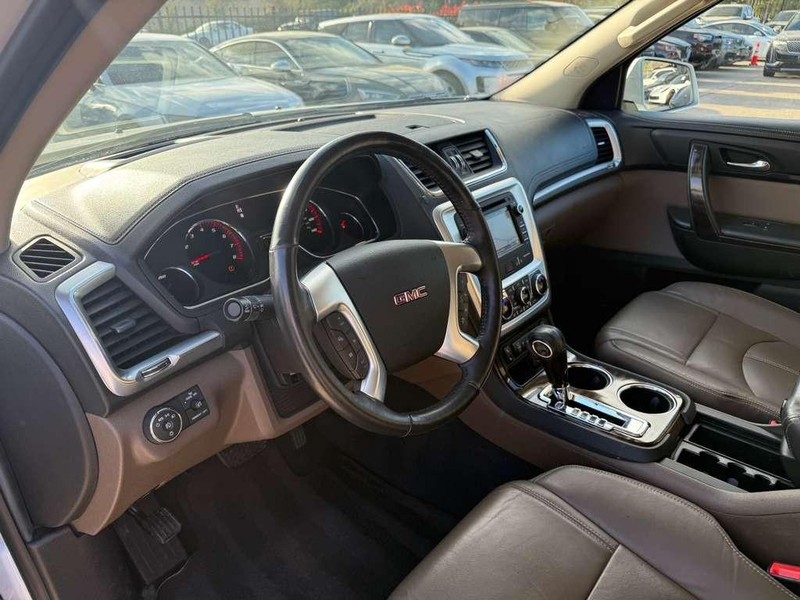 GMC Acadia Limited Vehicle Full-screen Gallery Image 10