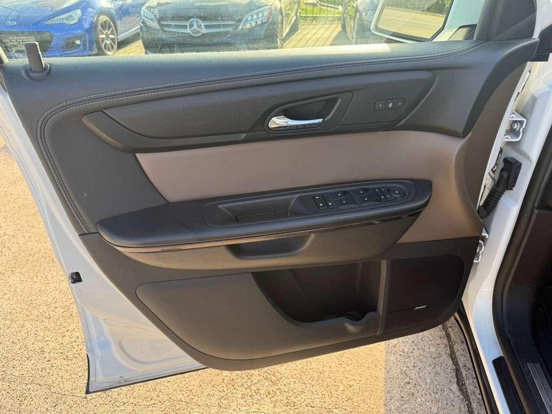 GMC Acadia Limited Vehicle Full-screen Gallery Image 13