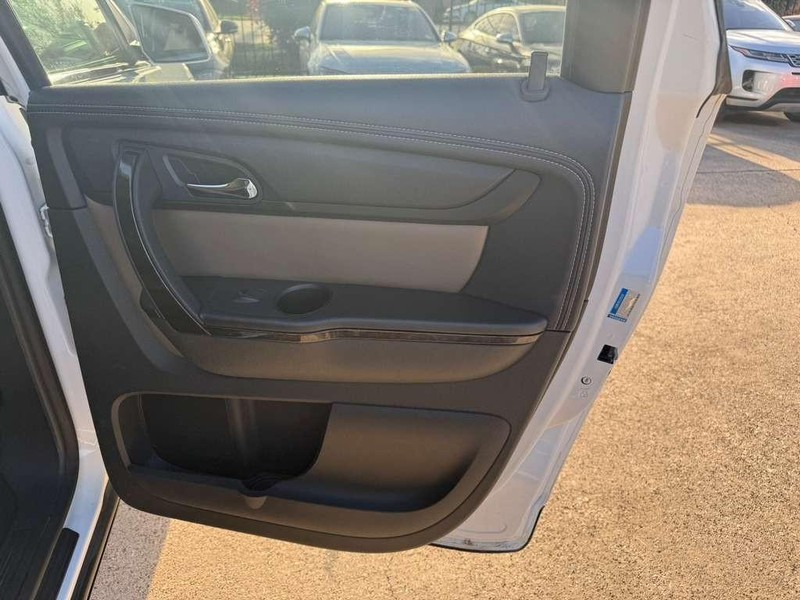 GMC Acadia Limited Vehicle Full-screen Gallery Image 18