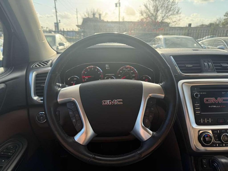 GMC Acadia Limited Vehicle Full-screen Gallery Image 22