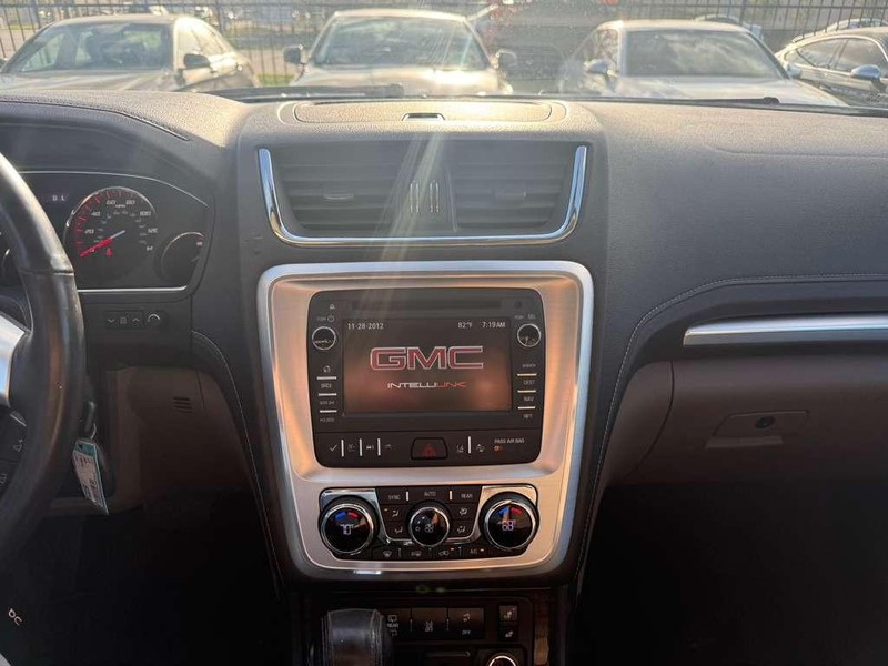GMC Acadia Limited Vehicle Full-screen Gallery Image 24