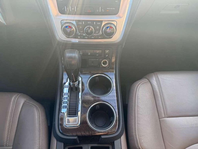 GMC Acadia Limited Vehicle Full-screen Gallery Image 25