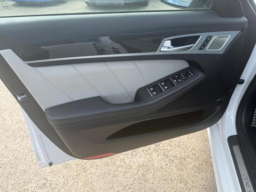 Genesis G80 Vehicle Full-screen Gallery Image 12