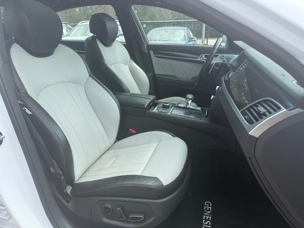 Genesis G80 Vehicle Full-screen Gallery Image 14