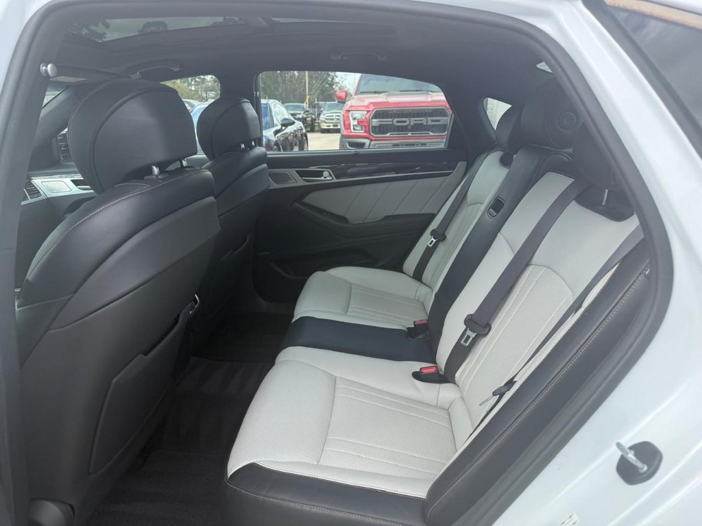 Genesis G80 Vehicle Full-screen Gallery Image 18