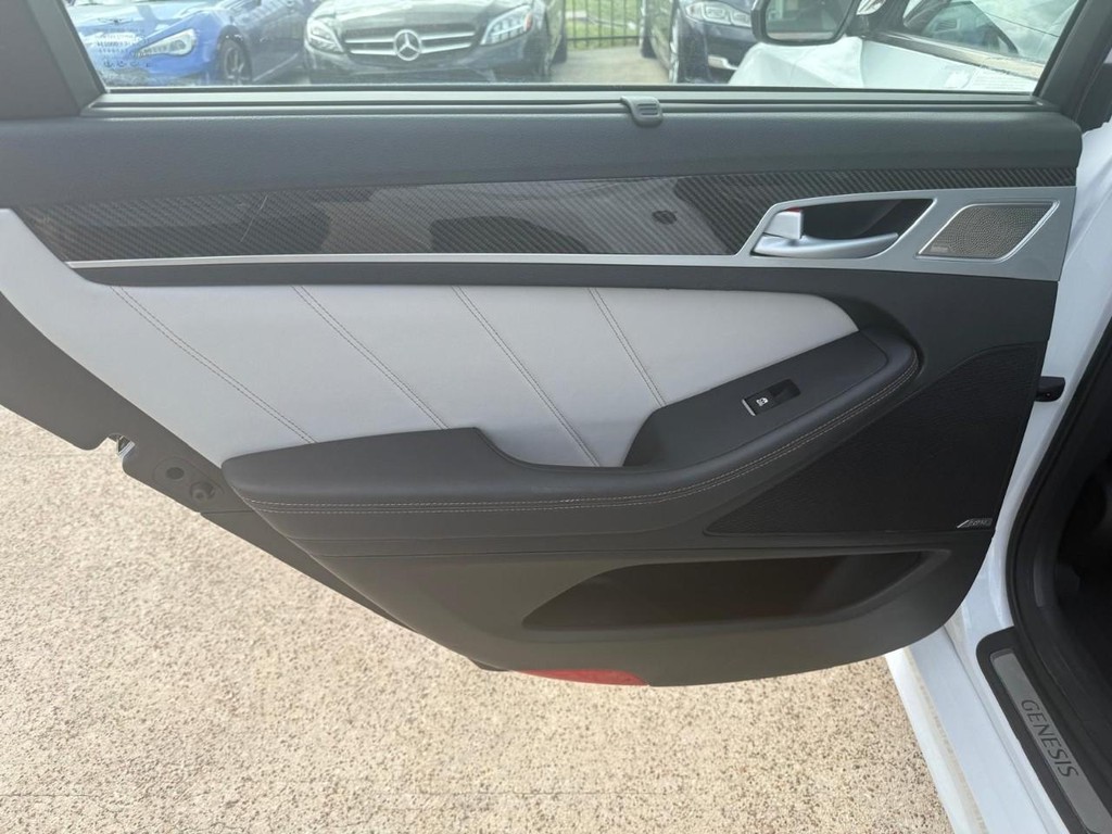 Genesis G80 Vehicle Full-screen Gallery Image 19