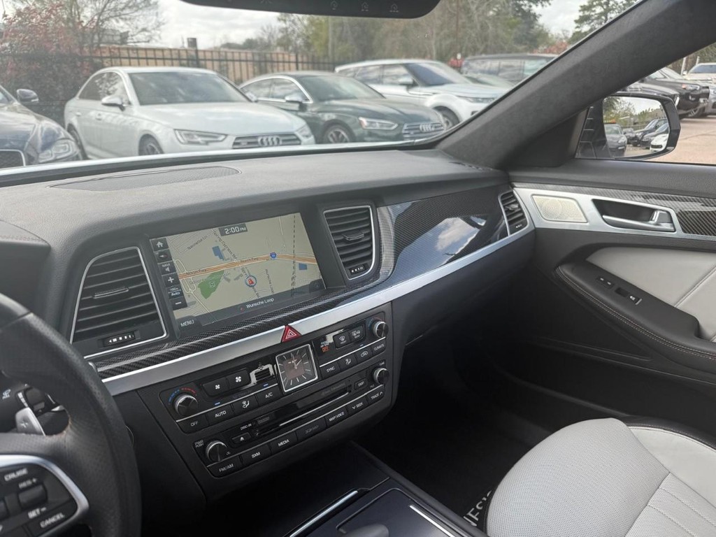 Genesis G80 Vehicle Full-screen Gallery Image 25