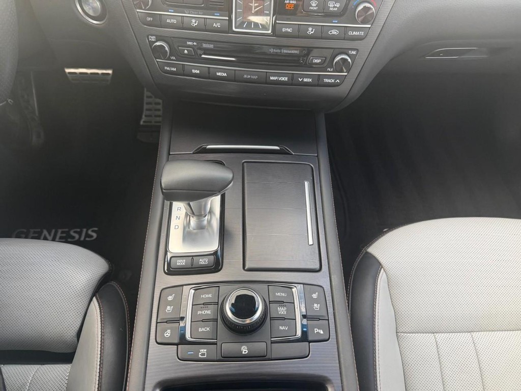 Genesis G80 Vehicle Full-screen Gallery Image 26