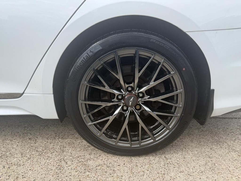 Genesis G80 Vehicle Full-screen Gallery Image 28