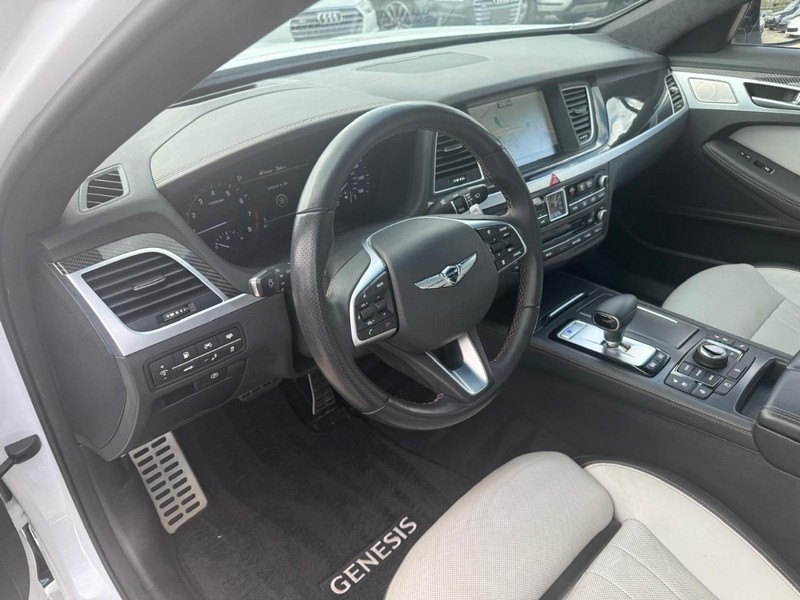 Genesis G80 Vehicle Full-screen Gallery Image 10
