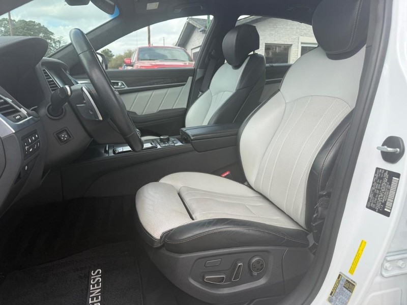 Genesis G80 Vehicle Full-screen Gallery Image 11