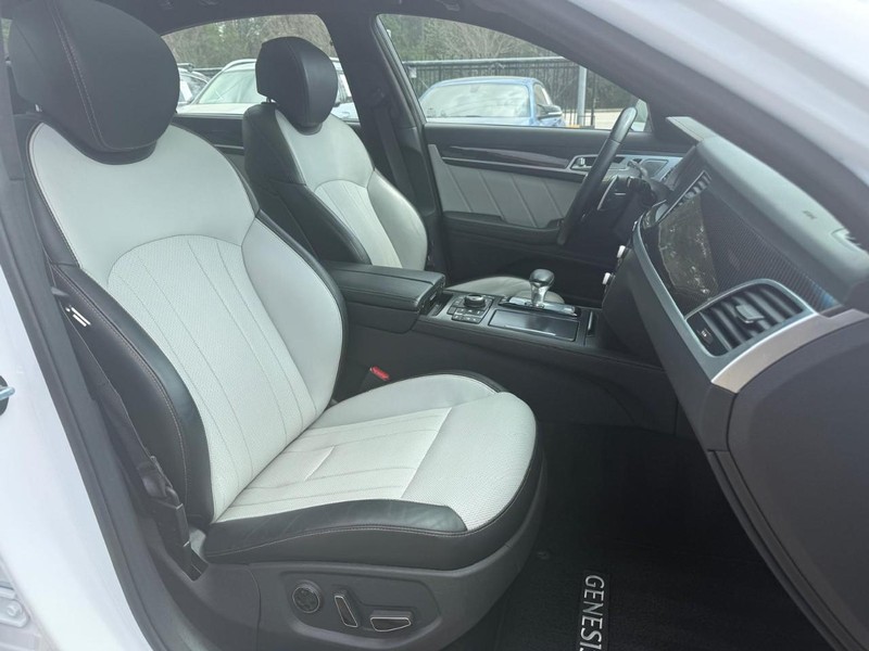 Genesis G80 Vehicle Full-screen Gallery Image 14