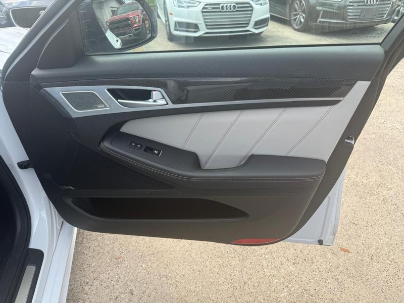 Genesis G80 Vehicle Full-screen Gallery Image 15