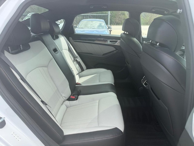 Genesis G80 Vehicle Full-screen Gallery Image 16