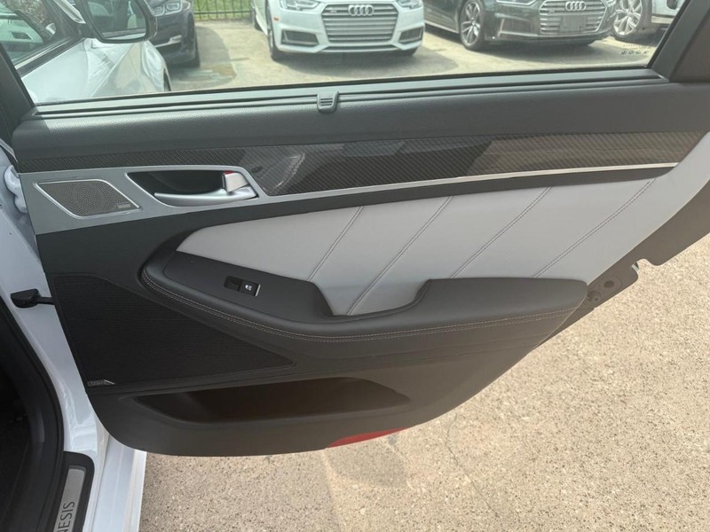 Genesis G80 Vehicle Full-screen Gallery Image 17