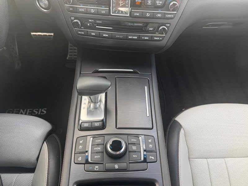 Genesis G80 Vehicle Full-screen Gallery Image 26