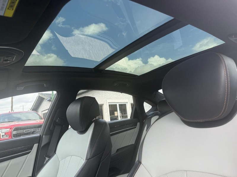 Genesis G80 Vehicle Full-screen Gallery Image 27