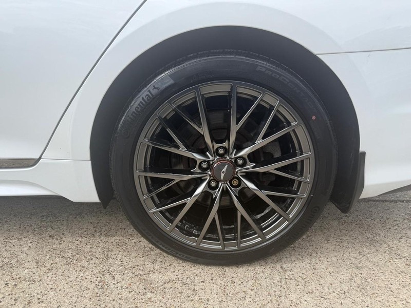 Genesis G80 Vehicle Full-screen Gallery Image 28