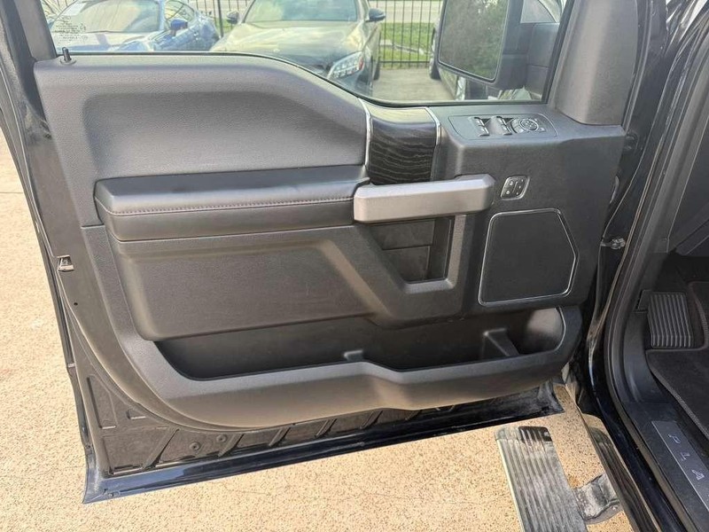 Ford F-150 Vehicle Full-screen Gallery Image 12