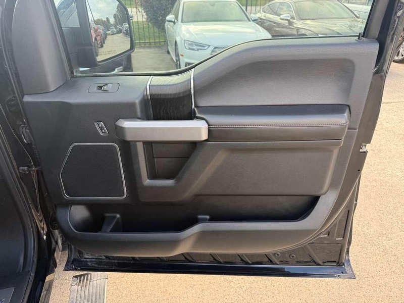 Ford F-150 Vehicle Full-screen Gallery Image 15