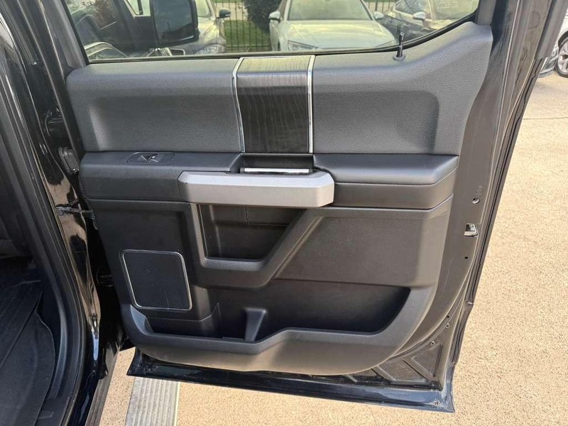 Ford F-150 Vehicle Full-screen Gallery Image 17