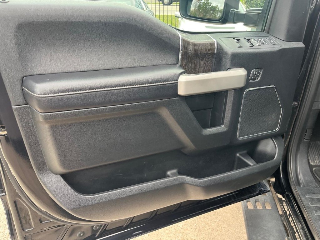 Ford Super Duty F-250 SRW Vehicle Full-screen Gallery Image 12