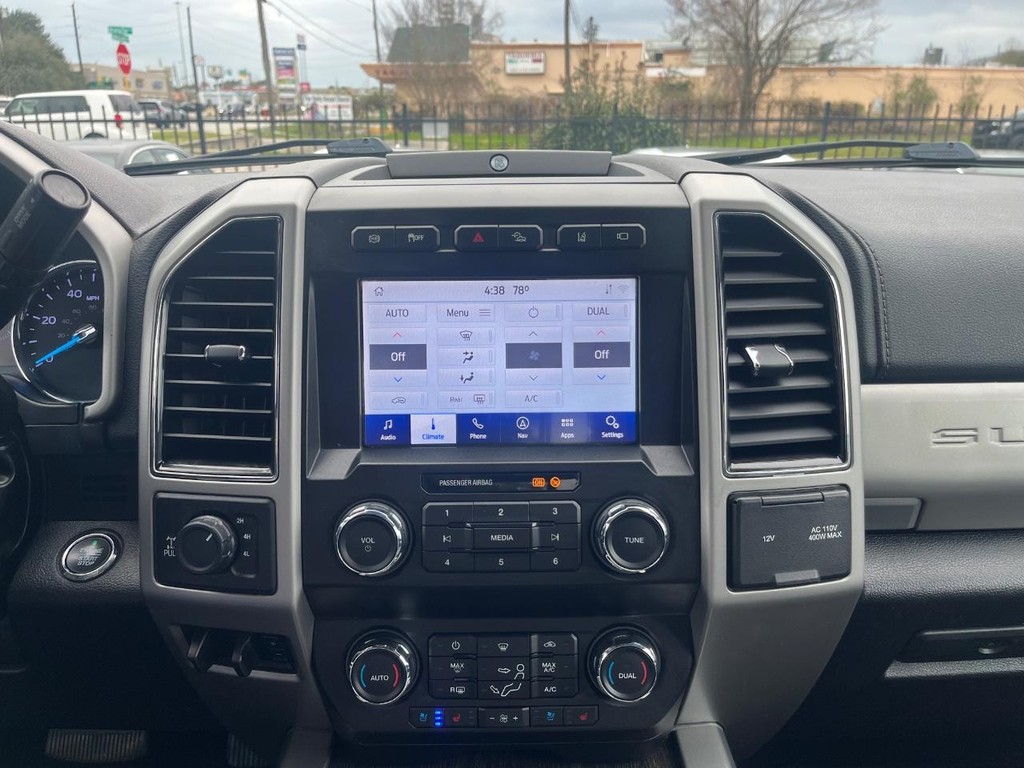 Ford Super Duty F-250 SRW Vehicle Full-screen Gallery Image 21