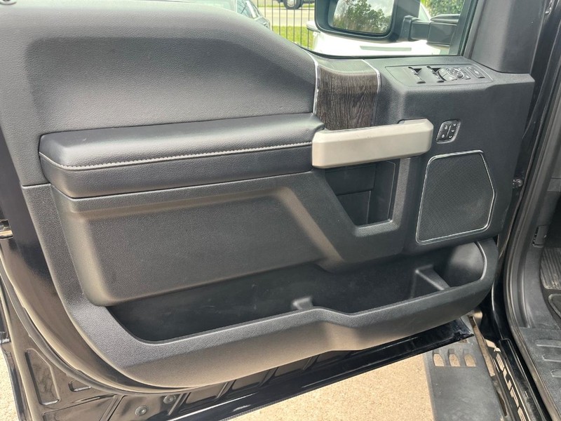 Ford Super Duty F-250 SRW Vehicle Full-screen Gallery Image 12