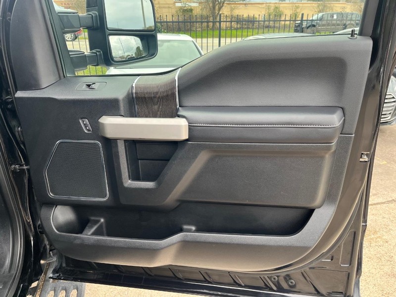 Ford Super Duty F-250 SRW Vehicle Full-screen Gallery Image 15