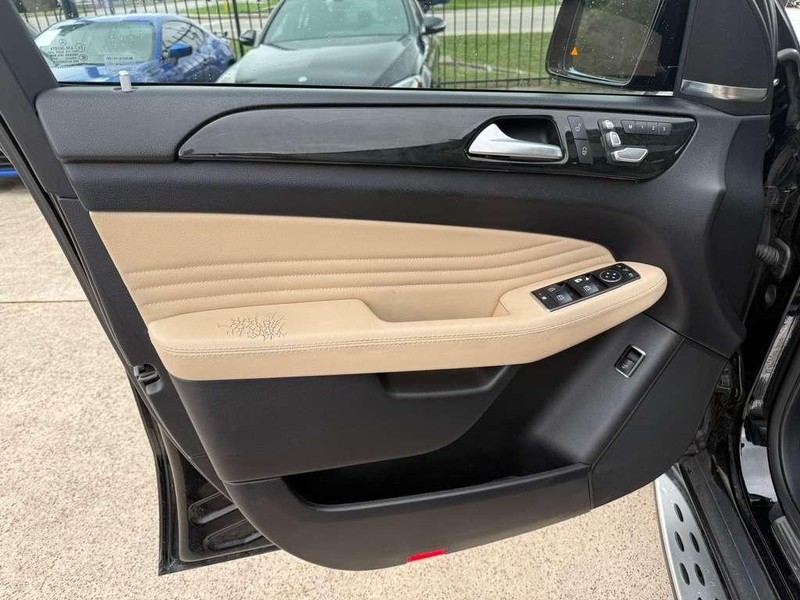 Mercedes-Benz GLE 450 Vehicle Full-screen Gallery Image 12