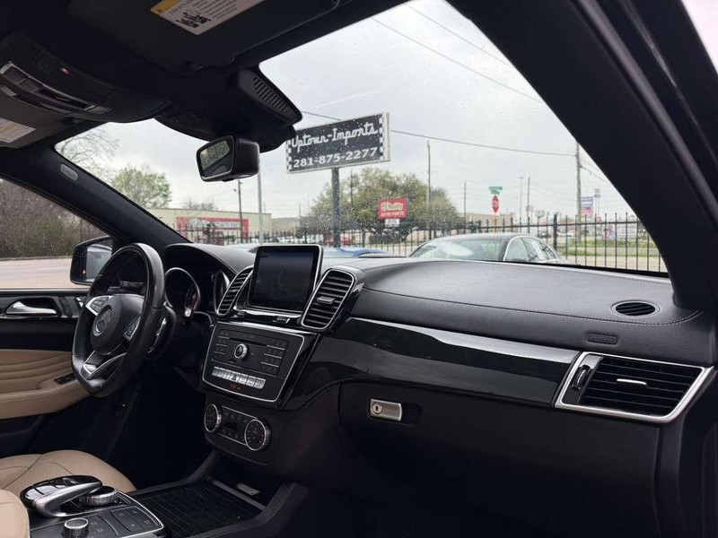 Mercedes-Benz GLE 450 Vehicle Full-screen Gallery Image 13