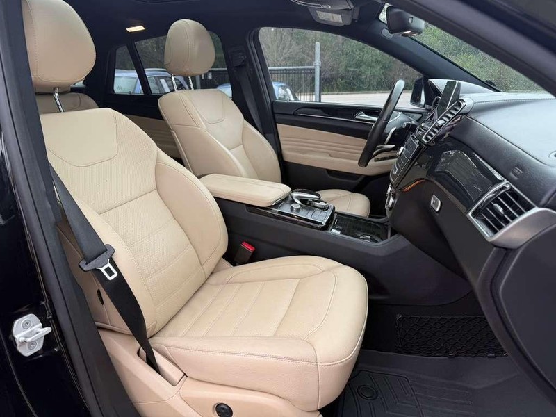 Mercedes-Benz GLE 450 Vehicle Full-screen Gallery Image 14